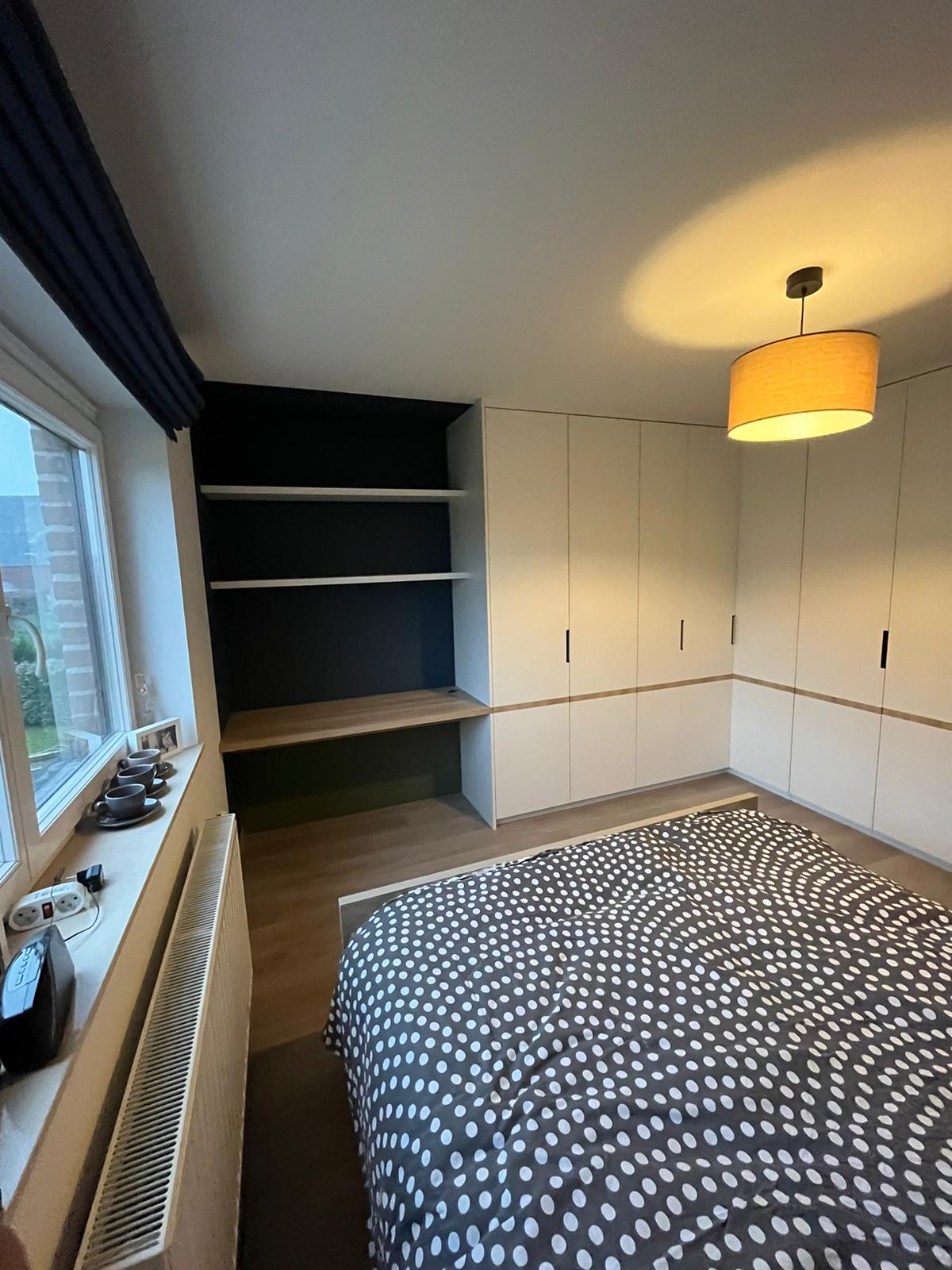 Mobilier sur-mesure disposé dans une chambre